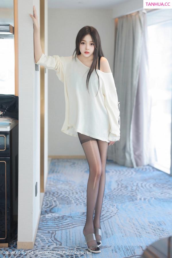   [XiuRen]高清写真图 2024.08.30 No.9089 柚柚小奶瓶 黑丝美腿第5张图片